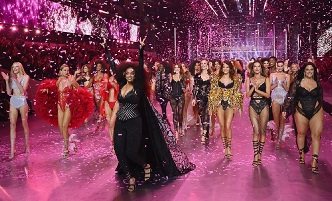 Ангелы Victoria's Secret снова на подиуме, но хейтеры остались недовольны: в чем причина