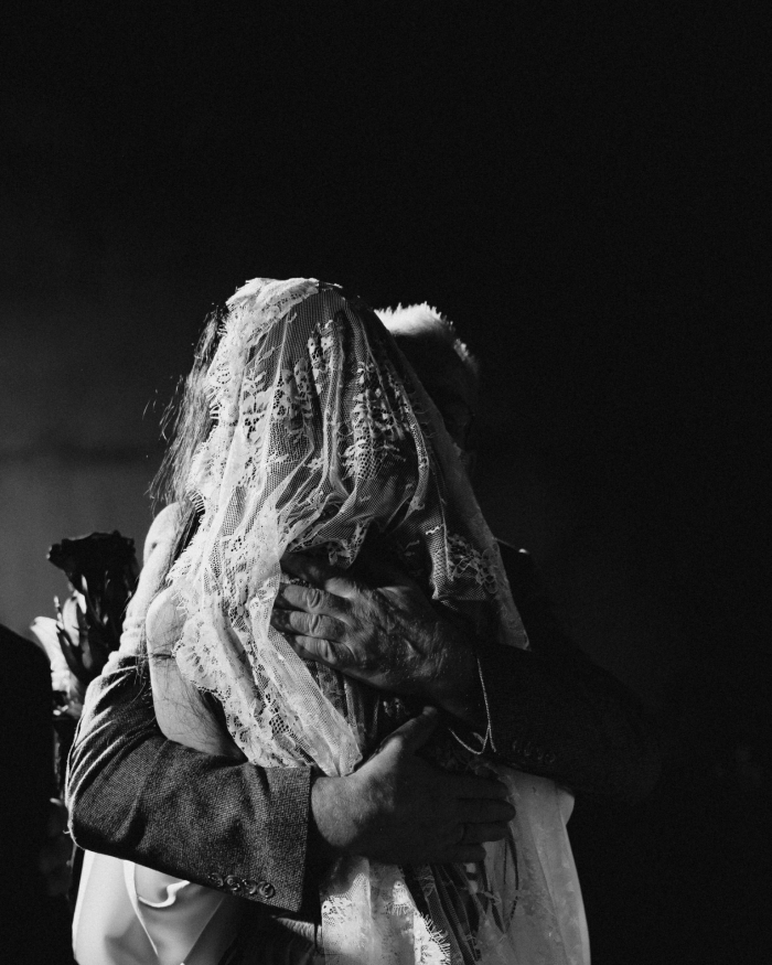 Разбитые зеркала, эстетика заброшенного поместья и пивное казино - антибрайд свадьба пары из Санкт-Петербурга в AF Brew Taproom