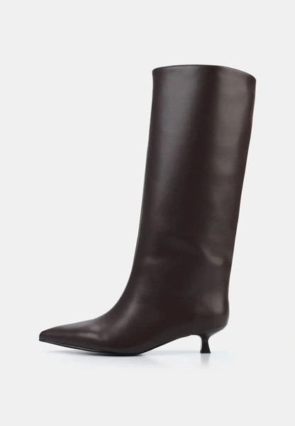 Теплая обувь: выбираем стильную пару на холодный сезон у российских брендов