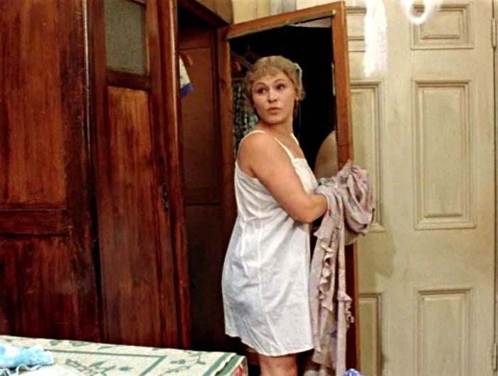 5 причин, которые делали комбинацию неотъемлемым элементом гардероба советской женщины