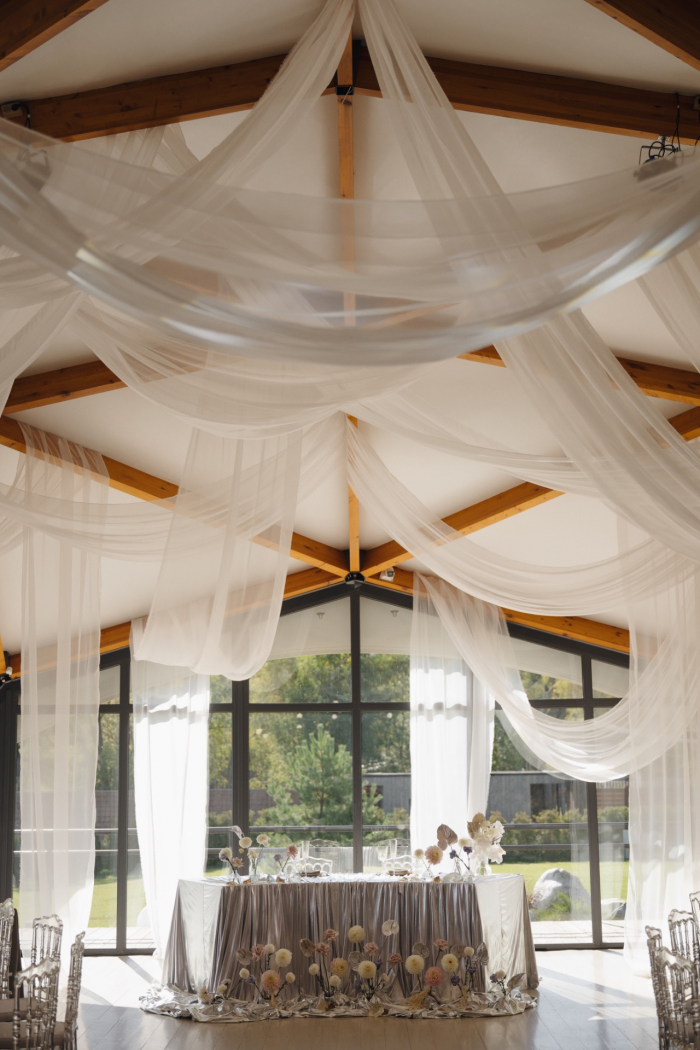 Полёт жениха на вертолёте, зеркальный подиум с прозрачными лепестками и салют под песню Dancing Queen - праздник на площадке The Sun