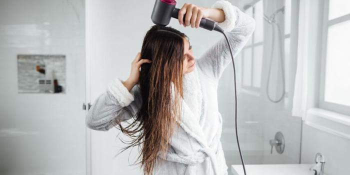 Простуда и спазм сосудов: безобидный ритуал перед сном губит ваши волосы и здоровье