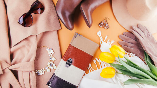 Какие аксессуары выдают возраст женщины — многие носят и не замечают