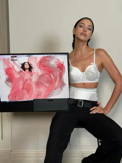 Ирина Шейк вышла в свет в бюстгальтере и брюках-белье