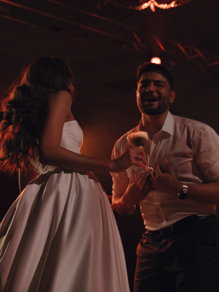 Трогательная церемония в ЗАГСе, караоке под аккомпанемент рояля и танцевальная битва в завершение вечера - свадьба пары из Санкт Петербурга