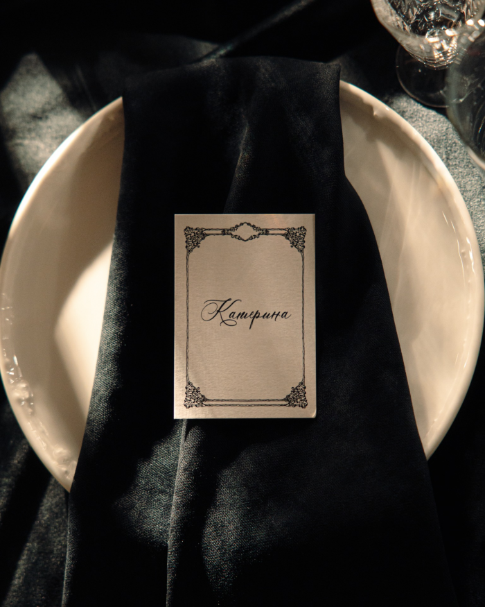 Разбитые зеркала, эстетика заброшенного поместья и пивное казино - антибрайд свадьба пары из Санкт-Петербурга в AF Brew Taproom