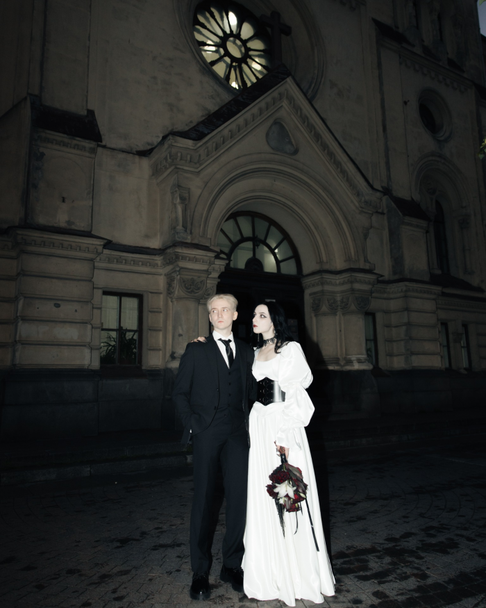 Разбитые зеркала, эстетика заброшенного поместья и пивное казино - антибрайд свадьба пары из Санкт-Петербурга в AF Brew Taproom