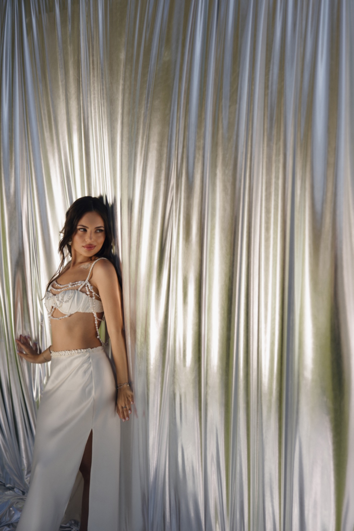 Полёт жениха на вертолёте, зеркальный подиум с прозрачными лепестками и салют под песню Dancing Queen - праздник на площадке The Sun