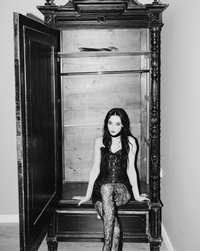 Разбитые зеркала, эстетика заброшенного поместья и пивное казино - антибрайд свадьба пары из Санкт-Петербурга в AF Brew Taproom