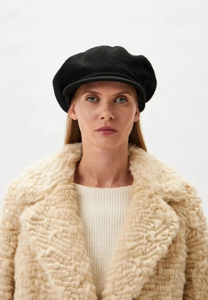 Шапки, береты и кепки: самые модные головные уборы зимы 2025/26