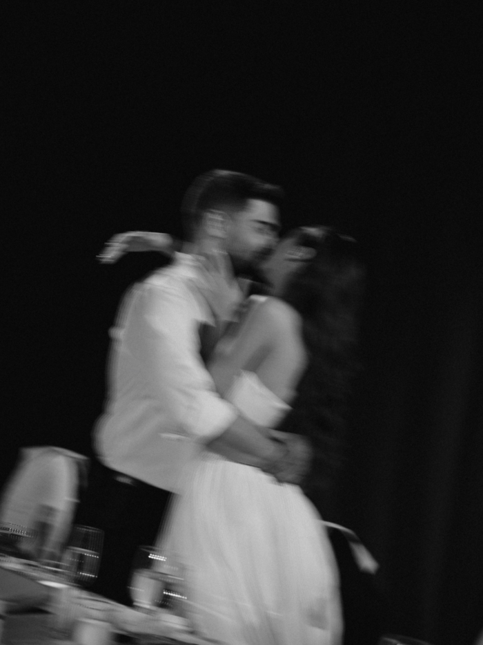 Трогательная церемония в ЗАГСе, караоке под аккомпанемент рояля и танцевальная битва в завершение вечера - свадьба пары из Санкт Петербурга