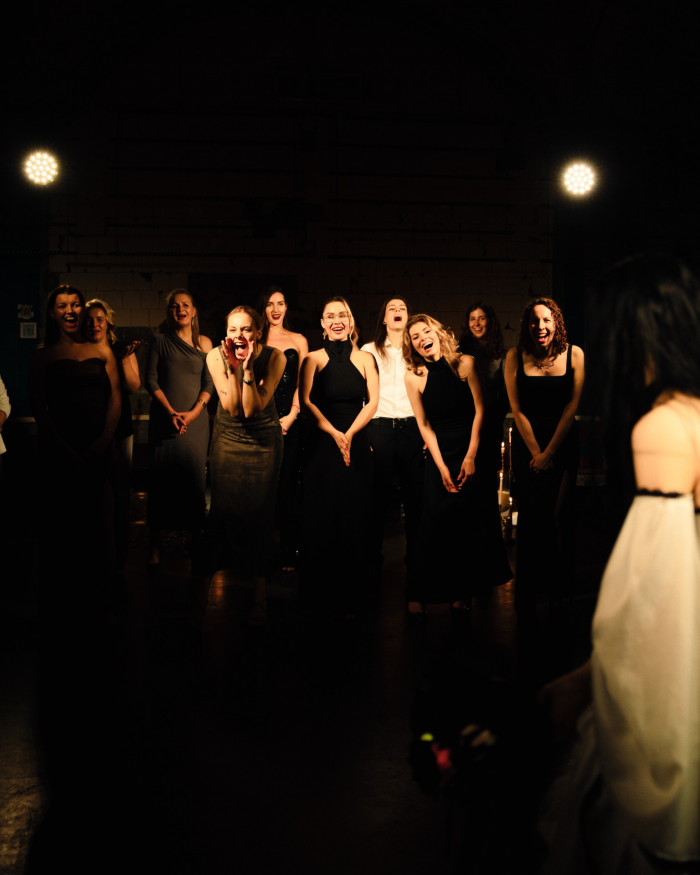 Разбитые зеркала, эстетика заброшенного поместья и пивное казино - антибрайд свадьба пары из Санкт-Петербурга в AF Brew Taproom