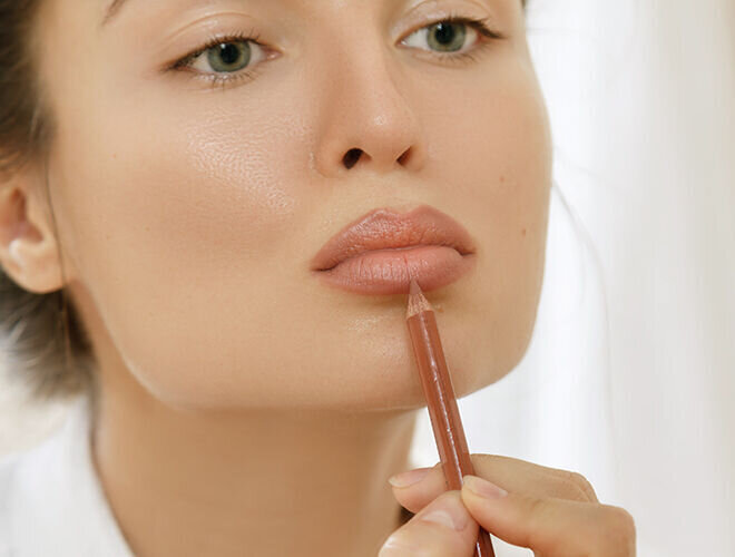 Старые приемы возвращаются в моду: как повторить главный трюк 90-х в макияже губ