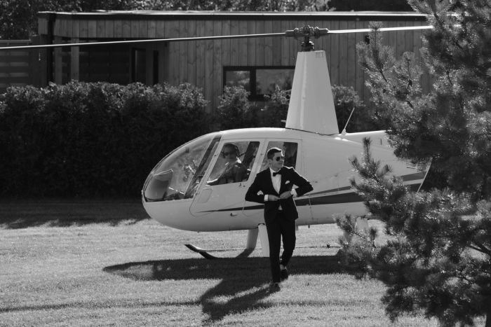 Полёт жениха на вертолёте, зеркальный подиум с прозрачными лепестками и салют под песню Dancing Queen - праздник на площадке The Sun