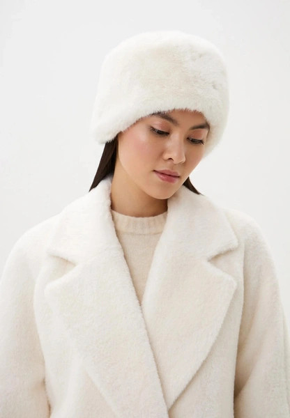 Шапки, береты и кепки: самые модные головные уборы зимы 2025/26