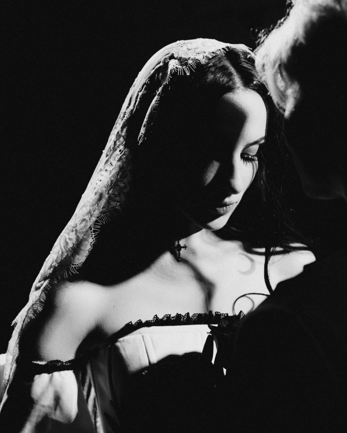 Разбитые зеркала, эстетика заброшенного поместья и пивное казино - антибрайд свадьба пары из Санкт-Петербурга в AF Brew Taproom