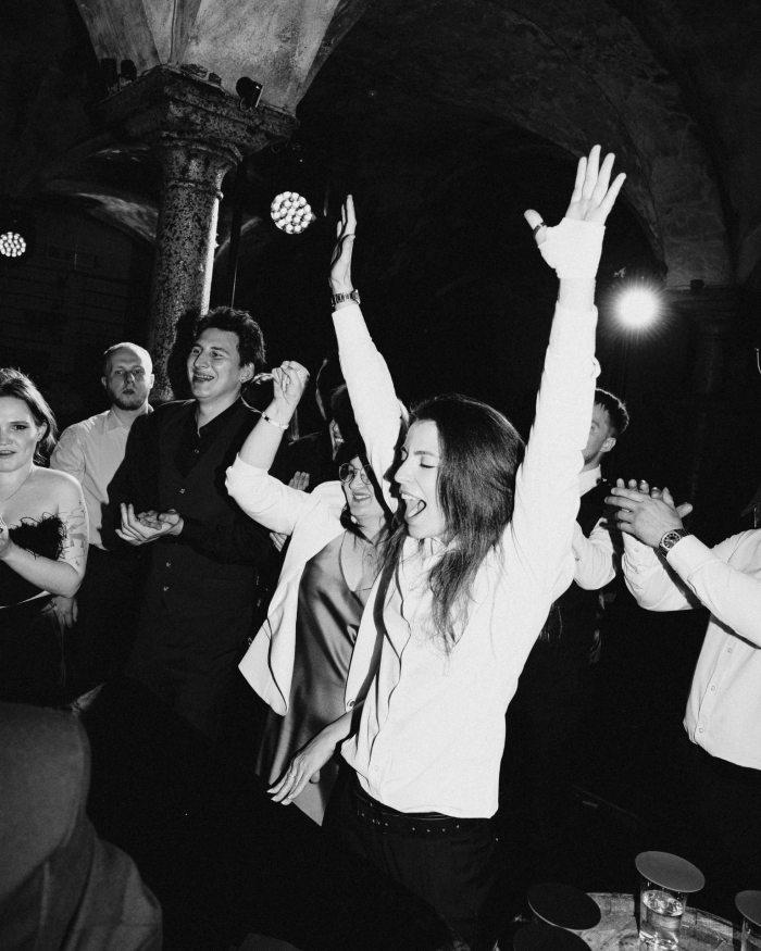 Разбитые зеркала, эстетика заброшенного поместья и пивное казино - антибрайд свадьба пары из Санкт-Петербурга в AF Brew Taproom