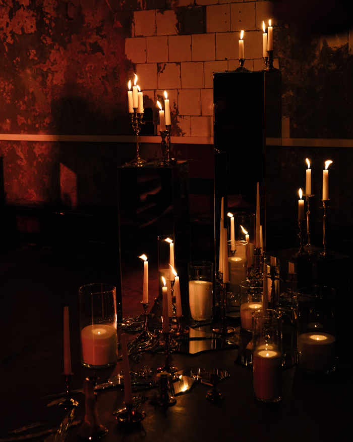 Разбитые зеркала, эстетика заброшенного поместья и пивное казино - антибрайд свадьба пары из Санкт-Петербурга в AF Brew Taproom