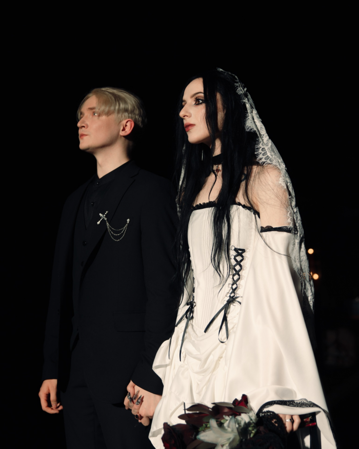 Разбитые зеркала, эстетика заброшенного поместья и пивное казино - антибрайд свадьба пары из Санкт-Петербурга в AF Brew Taproom