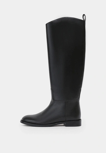 Теплая обувь: выбираем стильную пару на холодный сезон у российских брендов