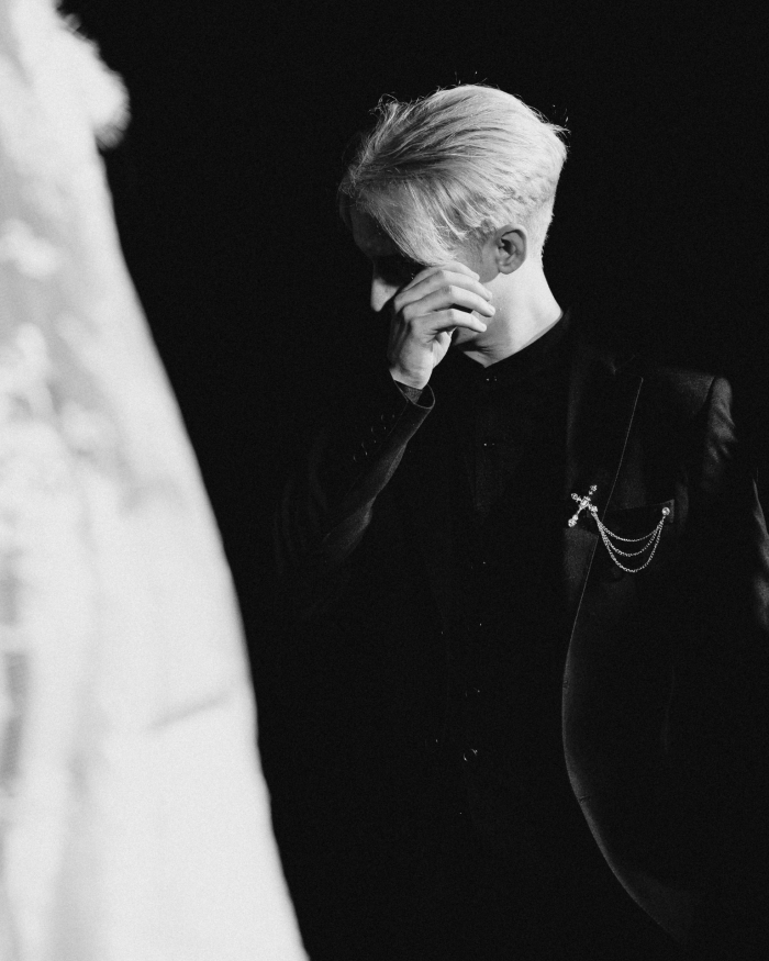 Разбитые зеркала, эстетика заброшенного поместья и пивное казино - антибрайд свадьба пары из Санкт-Петербурга в AF Brew Taproom