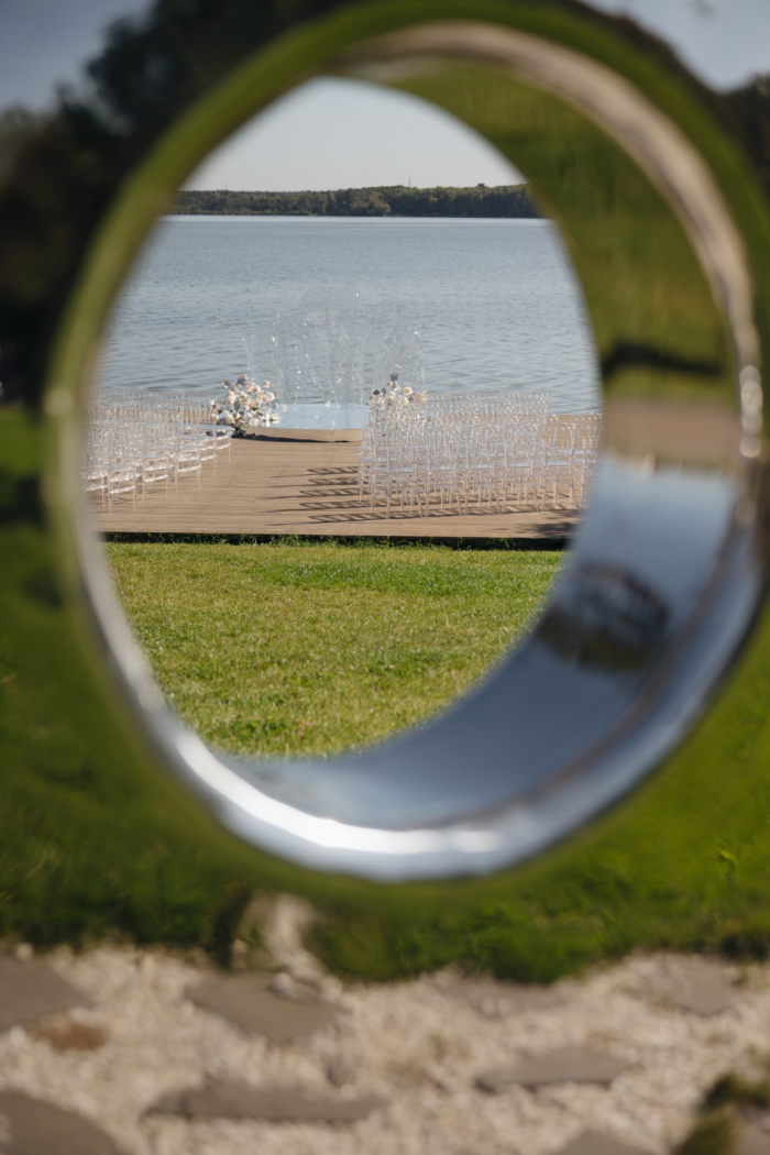Полёт жениха на вертолёте, зеркальный подиум с прозрачными лепестками и салют под песню Dancing Queen - праздник на площадке The Sun