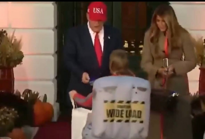 TMZ: Трамп угостил конфетами ребенка в костюме скибиди-туалета