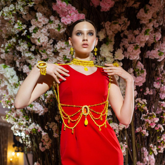 Калининградский комбинат выпустил коллекцию одежды с инкрустированным янтарем