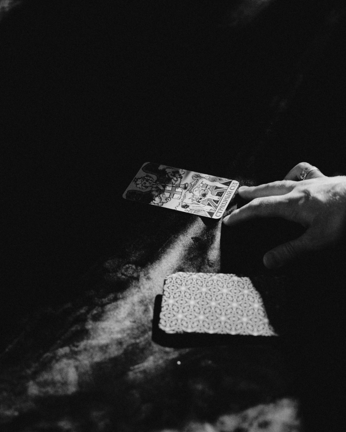 Разбитые зеркала, эстетика заброшенного поместья и пивное казино - антибрайд свадьба пары из Санкт-Петербурга в AF Brew Taproom