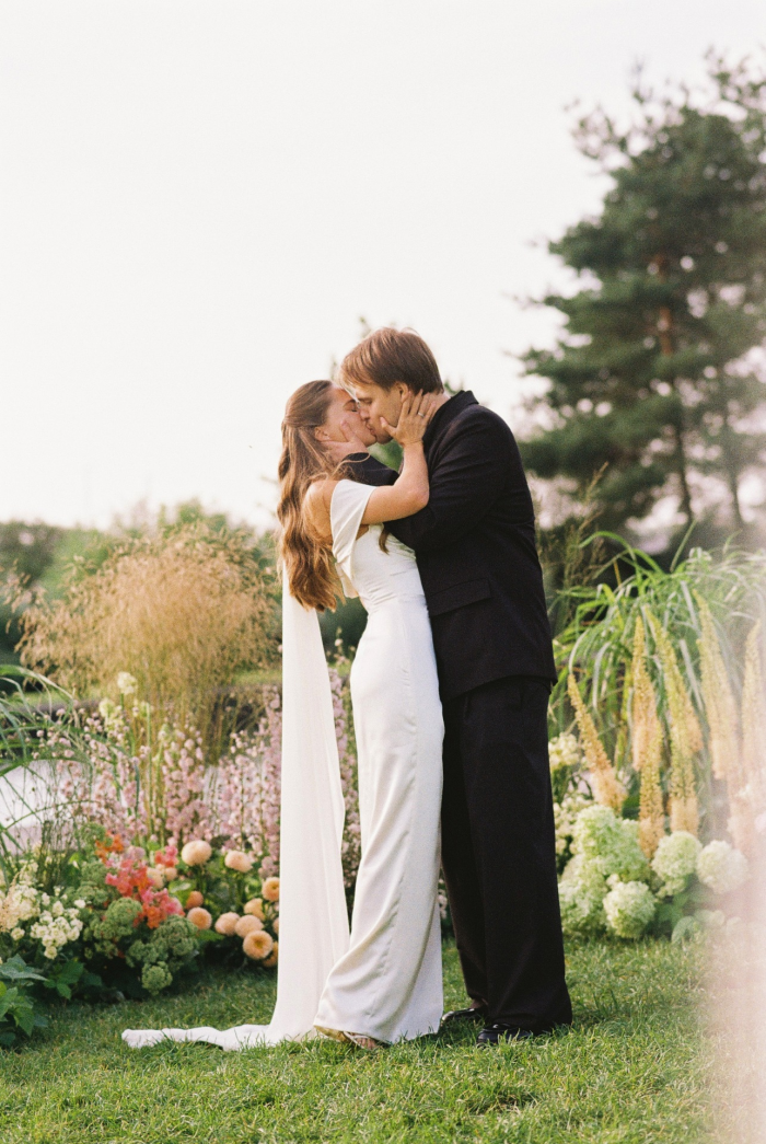 Церемония у воды, клятвы в формате импровизации и зажигательный диджей-сет - свадьба пары из Москвы в яхт-клубе Sky River