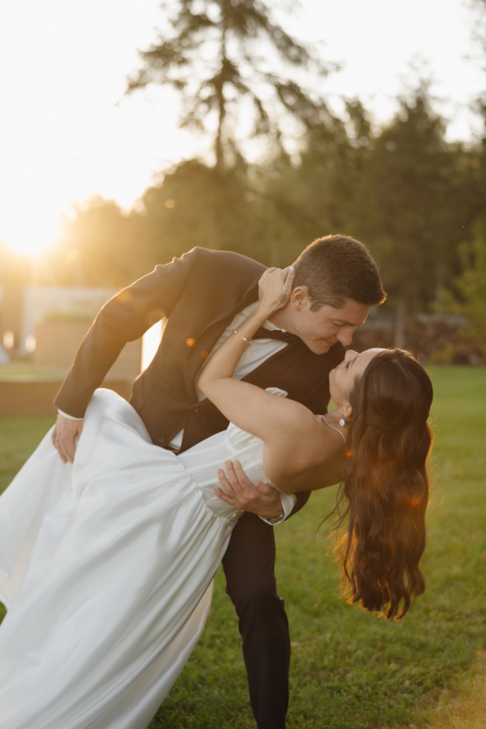 Полёт жениха на вертолёте, зеркальный подиум с прозрачными лепестками и салют под песню Dancing Queen - праздник на площадке The Sun