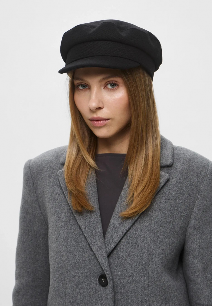 Шапки, береты и кепки: самые модные головные уборы зимы 2025/26