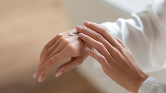 Ретинол для рук: как вернуть коже молодость и упругость