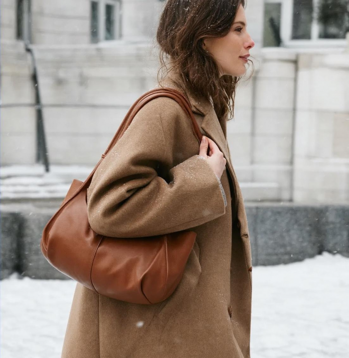 Модницам без нее не обойтись: эта сумка нужна каждой стильной женщине зимой 2026