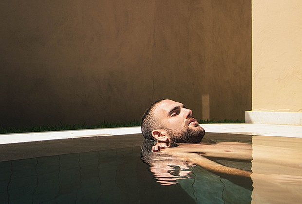 Что подарить парню на Новый год — 2026: 40+ идей