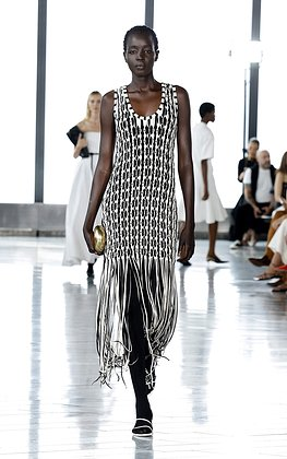 Топ-10+ платьев на Новый год — 2026: модные тренды и советы стилистов