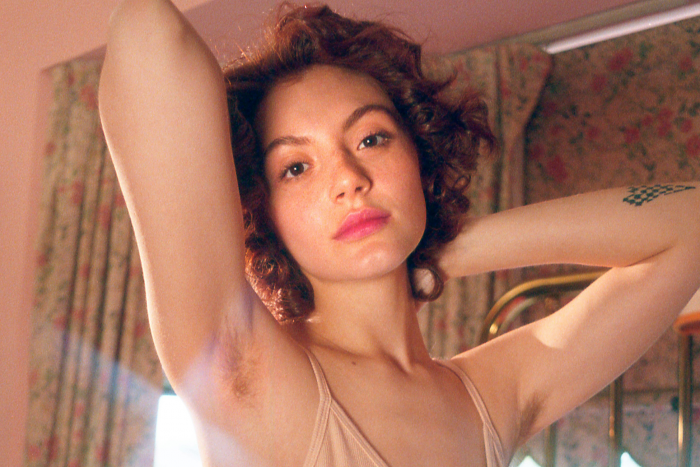 Женщины перестали бриться, а бренды зарабатывают миллионы на белье с волосами. Почему растительность на теле стала трендом?