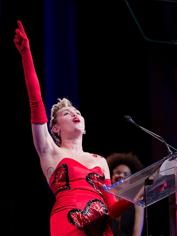 Женщины перестали бриться, а бренды зарабатывают миллионы на белье с волосами. Почему растительность на теле стала трендом?