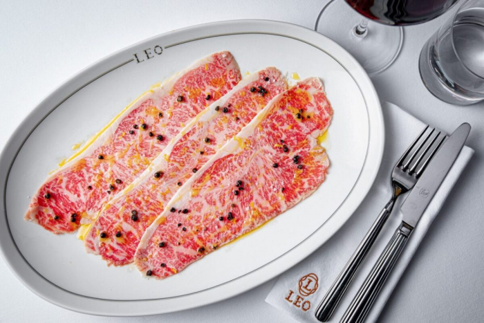 Wagyu, сибас и вдохновение: Сергей Балашов переосмысляет классику в LEO