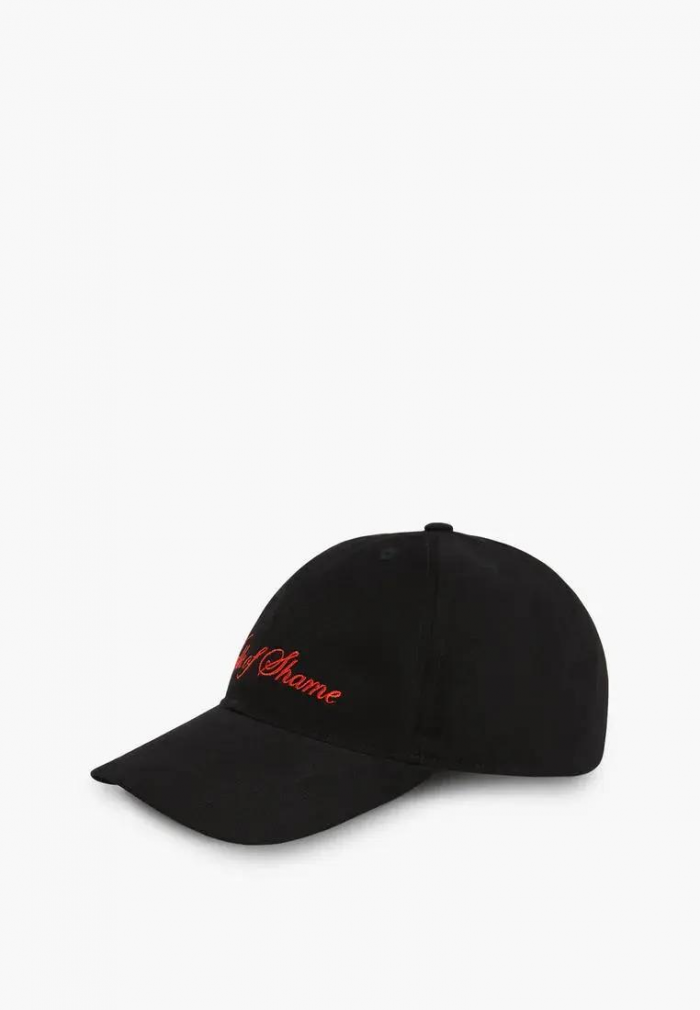 Шапки, береты и кепки: самые модные головные уборы зимы 2025/26