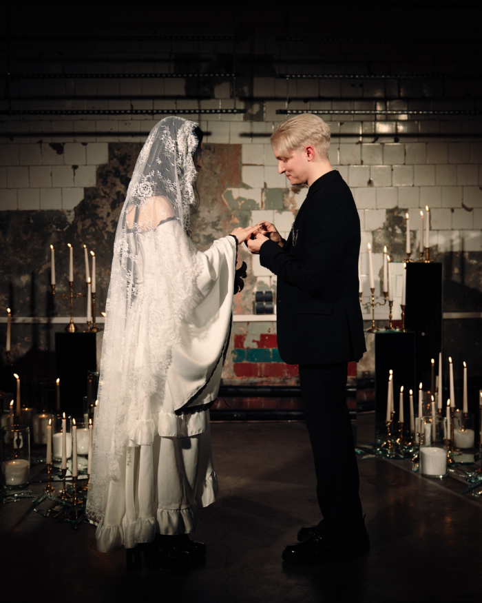 Разбитые зеркала, эстетика заброшенного поместья и пивное казино - антибрайд свадьба пары из Санкт-Петербурга в AF Brew Taproom