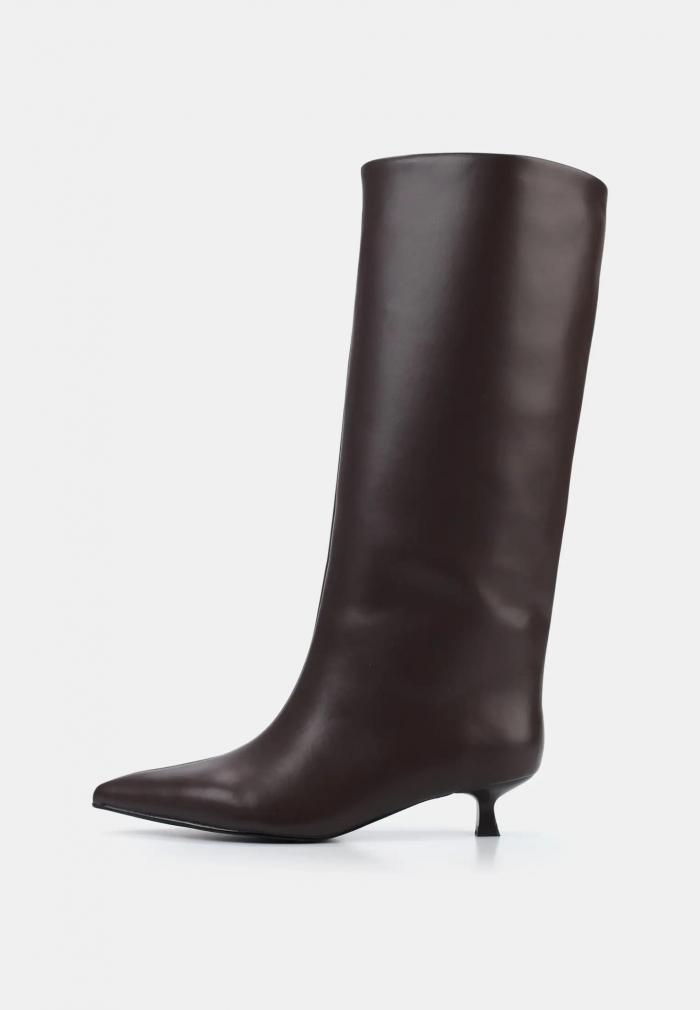 Теплая обувь: выбираем стильную пару на холодный сезон у российских брендов