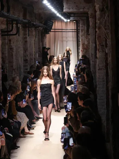 Пробка из "Роллс-Ройсов", Ксения Собчак и Светлана Бондарчук среди гостей и топ-модели на подиуме: вся светская Москва на показе Александра Терехова