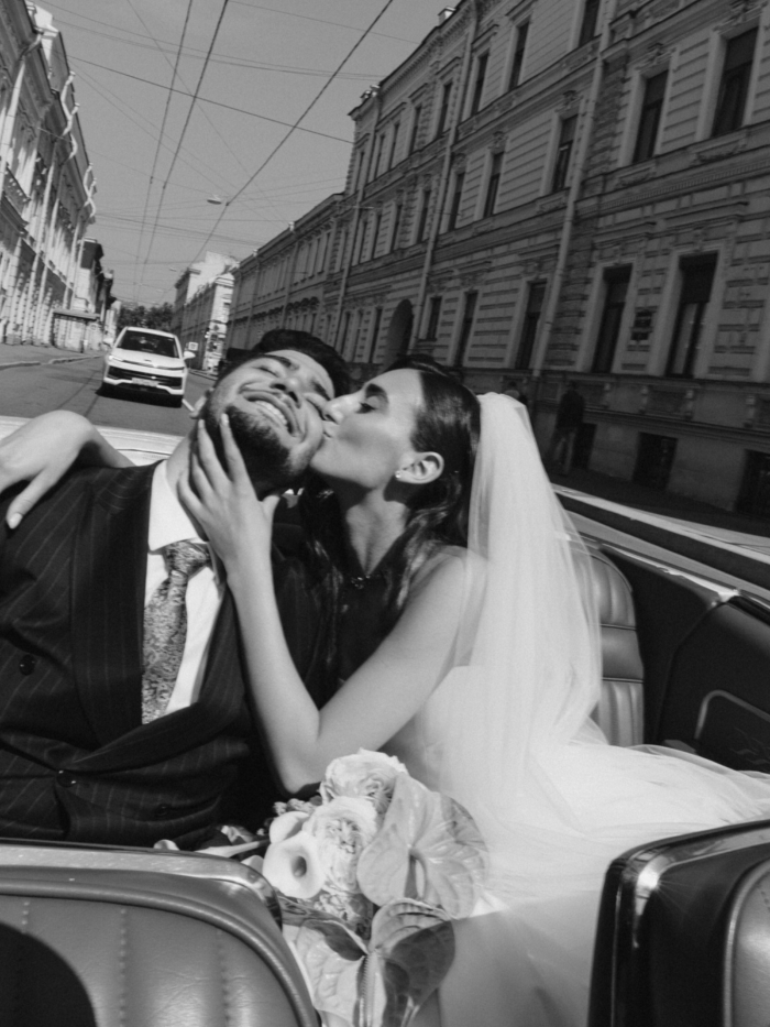 Трогательная церемония в ЗАГСе, караоке под аккомпанемент рояля и танцевальная битва в завершение вечера - свадьба пары из Санкт Петербурга