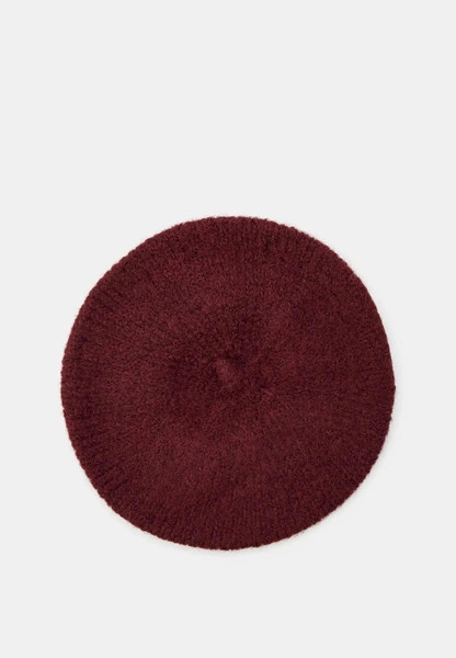 Шапки, береты и кепки: самые модные головные уборы зимы 2025/26