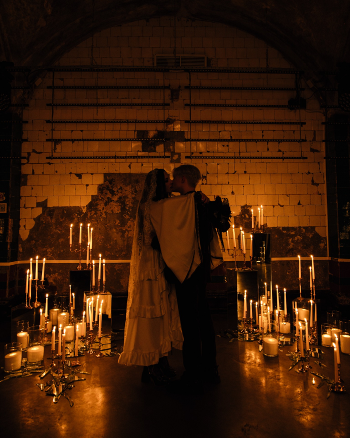 Разбитые зеркала, эстетика заброшенного поместья и пивное казино - антибрайд свадьба пары из Санкт-Петербурга в AF Brew Taproom