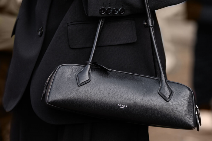 Стилист Александр Рогов призвал носить две сумки сразу