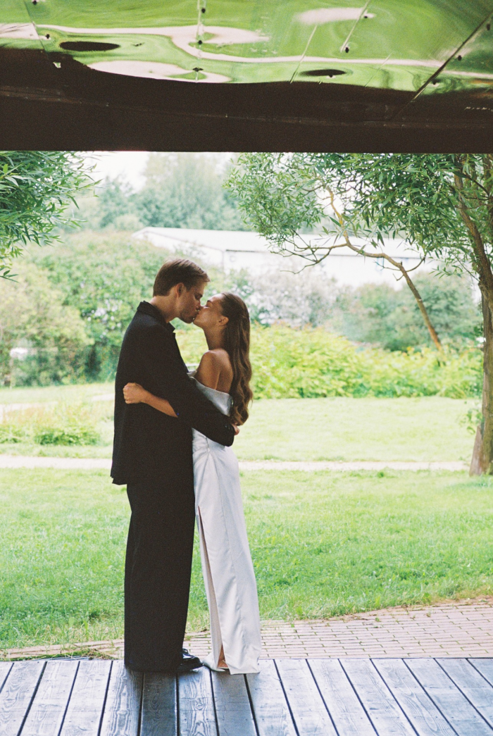 Церемония у воды, клятвы в формате импровизации и зажигательный диджей-сет - свадьба пары из Москвы в яхт-клубе Sky River