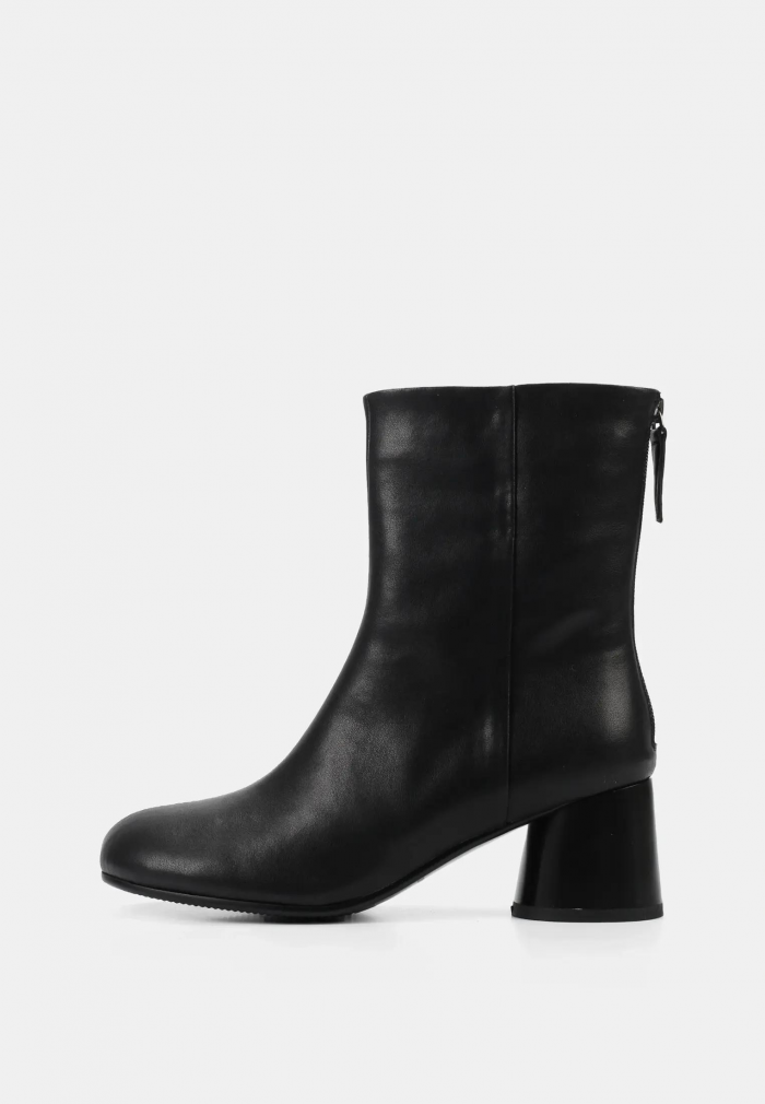 Теплая обувь: выбираем стильную пару на холодный сезон у российских брендов