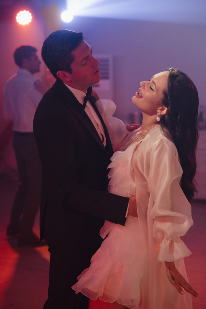 Полёт жениха на вертолёте, зеркальный подиум с прозрачными лепестками и салют под песню Dancing Queen - праздник на площадке The Sun